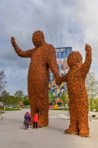 Almere, Hollanda, Mayıs 2022. Arnhem devleri ve Flores yerleşim kulesi Almere 'deki Floriade Fuarı 2022' de. Yüksek kalite fotoğraf