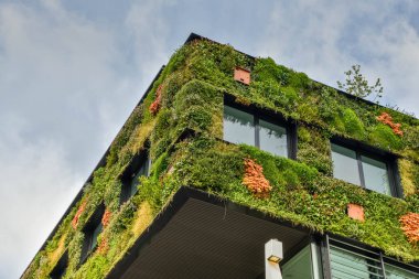 Almere, Hollanda, Mayıs 2022. Almere 'deki Floriade Expo 2022' de dikey bahçeli Aeres akademisi. Yüksek kalite fotoğraf