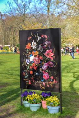 Lisse, Hollanda, Mayıs 2022. Keukenhof 'da sanat ve çiçek açan laleler Lisse. Yüksek kalite fotoğraf