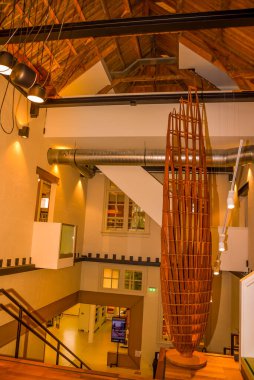 Den Helder, Hollanda, Mayıs 2022. Den Helder kütüphanesinin merdiveni. Yüksek kalite fotoğraf