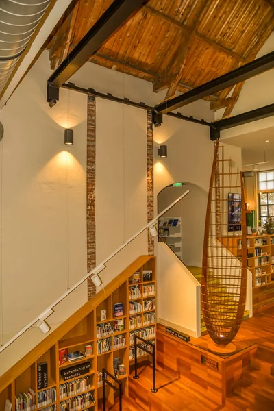 Den Helder Netherlands May2022 登海德尔图书馆的楼梯 高质量的照片 — 图库照片