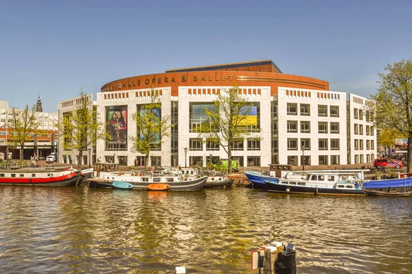 Amsterdam, Hollanda, Mayıs 2022. Ulusal bale ve opera binası ve Amsterdam 'daki Mavi Köprü. Yüksek kalite fotoğraf