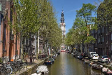 Amsterdam, Hollanda, Mayıs 2022. Amsterdam 'daki Kloveniersburgwal' dan Zuiderkerk 'e bakın. Yüksek kalite fotoğraf