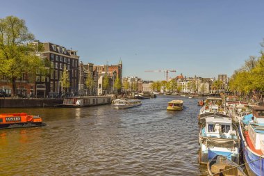 Amsterdam, Hollanda, Mayıs 2022. Amsterdam 'da Nane Kulesi olan Amstel nehri. Yüksek kalite fotoğraf