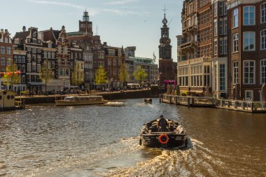 Amsterdam, Hollanda, Mayıs 2022. Amsterdam 'da Nane Kulesi olan Amstel nehri. Yüksek kalite fotoğraf