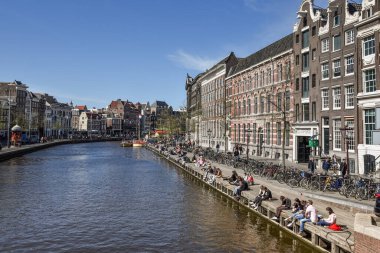 Amsterdam, Hollanda, Mayıs 2022. Amsterdam 'da Nane Kulesi olan Amstel nehri. Yüksek kalite fotoğraf