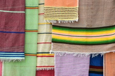 Den Helder, Hollanda, Mayıs 2022. Çeşitli renkli keten ve pamuk parçaları. Yüksek kalite fotoğraf