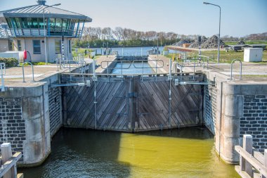 Den Helder, Hollanda, Mayıs 2022. Den Helder 'deki Oostoever' daki demirleme yerlerinde. Yüksek kalite fotoğraf