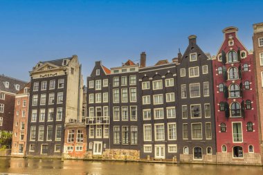 Amsterdam, Hollanda, Mayıs 2022. Amsterdam 'daki Damrak' taki dans evleri. Yüksek kalite fotoğraf
