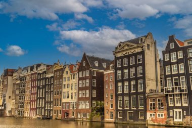 Amsterdam, Hollanda, Mayıs 2022. Amsterdam 'daki Damrak' taki dans evleri. Yüksek kalite fotoğraf