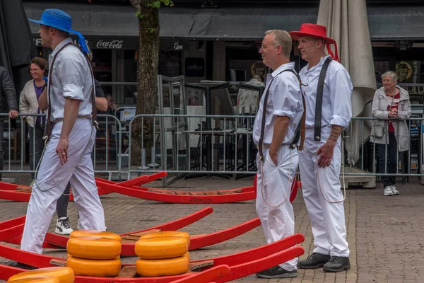 Alkmaar Nederländerna Maj 2022 Ostbärarna Med Sina Färgade Halmhattar Alkmaars — Stockfoto