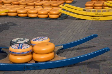 Alkmaar, Hollanda, Mayıs 2022. Alkmaar peynir pazarındaki peynir barları. Yüksek kalite fotoğraf