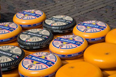 Alkmaar, Hollanda, Mayıs 2022. Alkmaar peynir pazarındaki peynir barları. Yüksek kalite fotoğraf