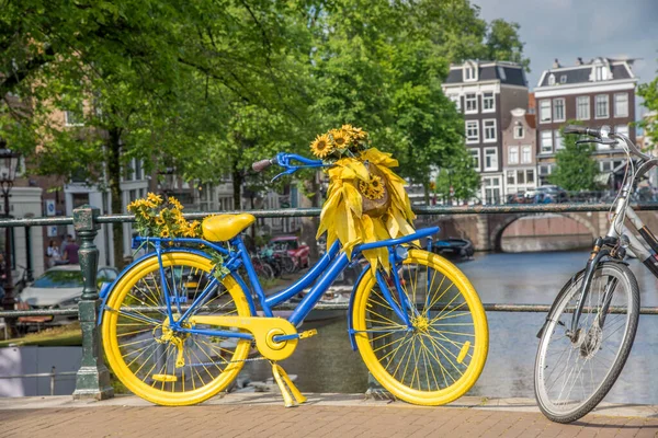 Amsterdam Holandia Maj 2022 Ozdobiony Kwiatami Rower Przy Poręczy Mostu — Zdjęcie stockowe