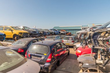 Den Helder, Hollanda, Mayıs 2022. Hurdalıkta yığılmış eski araçlar. Yüksek kalite fotoğraf