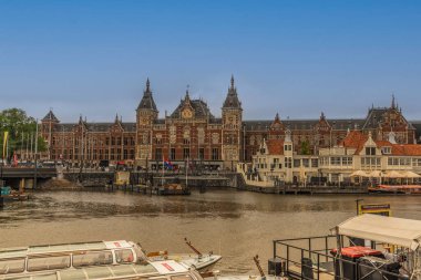 Amsterdam, Hollanda, Mayıs 2022. Amsterdam Merkez İstasyonu ve Amsterdam 'daki Damrak' ta tekne gezisi. Yüksek kalite fotoğraf