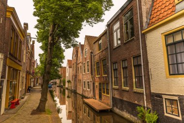 Alkmaar, Hollanda, Mayıs 2022. Alkmaar 'daki Kooltuin' deki eğri büğrü ve harap evler. Yüksek kalite fotoğraf