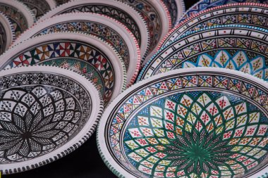 Alkmaar, Hollanda, Mayıs 2022. Alkmaar pazarındaki porselen tabaklar. Yüksek kalite fotoğraf