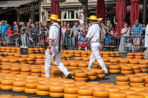 Alkmaar Nederländerna Maj 2022 Ostbärarna Med Sin Färgade Halmhatt Alkmaars — Stockfoto