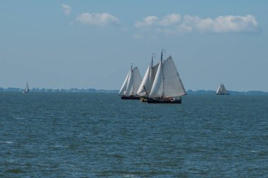 Oosterleek, Hollanda, Mayıs 2022. Markermeer, Hollanda 'da eski geleneksel yelkenli gemileri. Yüksek kalite fotoğraf