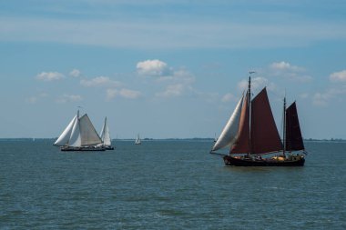 Oosterleek, Hollanda, Mayıs 2022. Markermeer, Hollanda 'da eski geleneksel yelkenli gemileri. Yüksek kalite fotoğraf