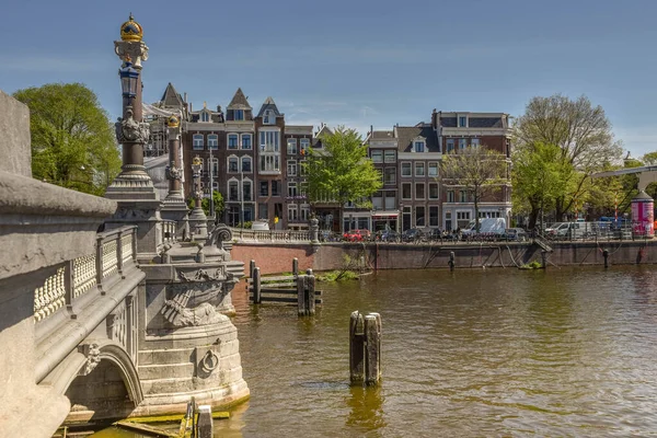 Amsterdam Hollanda Mayıs 2022 Amsterdam Amstel Nehri Geçen Mavi Köprü — Stok fotoğraf