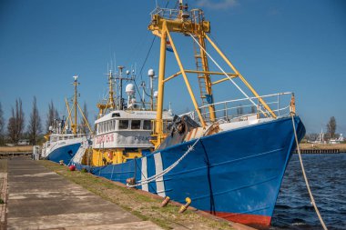 Den Helder, Hollanda, Mayıs 2022. Den Helder rıhtımında bir balıkçı teknesi. Yüksek kalite fotoğraf