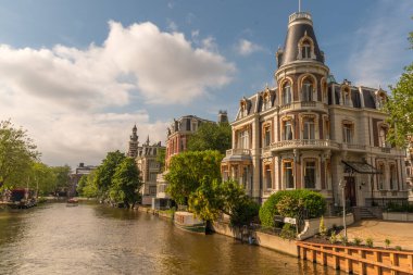 Amsterdam, Hollanda, Mayıs 2022. Amsterdam Singelgracht boyunca lüks bir malikane. Yüksek kalite fotoğraf
