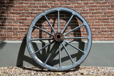 Beemster, Hollanda, Mayıs 2022. Eski tarım aletleri olan geleneksel bir çiftlik. Yüksek kalite fotoğraf