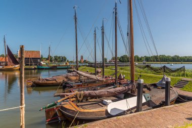 Enkhuizen, Hollanda, Haziran 2022. Geleneksel balıkçı tekneleri ve ağlar Enkhuizen 'deki Zuiderzee Müzesi' nde kurumaya bırakılıyor. Yüksek kalite fotoğraf. Seçici odak.