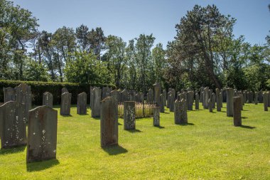 Den Helder, Hollanda, Haziran 2022. Den Helder 'deki Yahudi mezarlığında harap olmuş eski mezarlar. Yüksek kalite fotoğraf. Seçici odak.