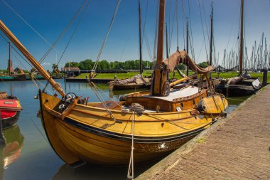 Enkhuizen, Hollanda, Haziran 2022. Enkhuizen 'deki Zuiderzee Müzesi' nin limanında eski düz tabanlı yelkenli gemiler. Yüksek kalite fotoğraf. Seçici odak.
