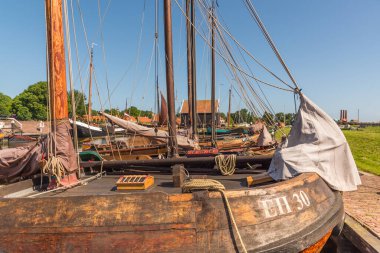 Enkhuizen, Hollanda, Haziran 2022. Enkhuizen 'deki Zuiderzee Müzesi' nin limanında eski düz tabanlı yelkenli gemiler. Yüksek kalite fotoğraf. Seçici odak.
