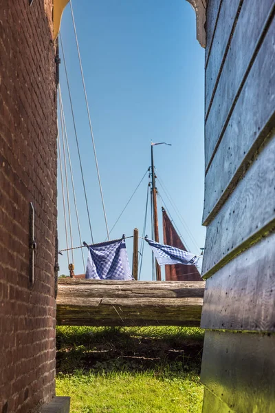 Enkhuizen, Hollanda, Haziran 2022. Enkhuizen 'deki Zuiderzee Müzesi' ndeki eski balıkçı kulübeleri. Yüksek kalite fotoğraf. Seçici odak 