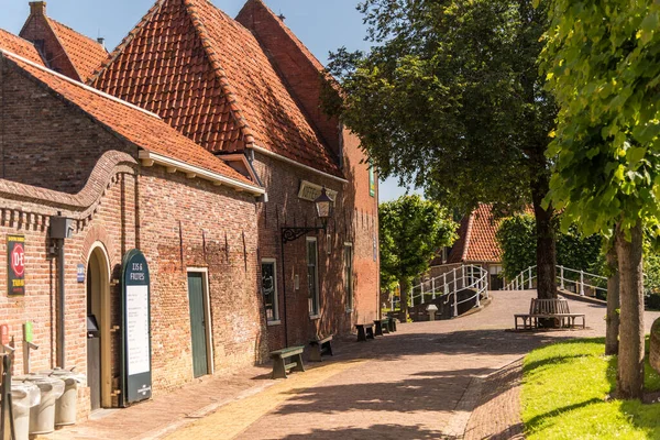 2022年6月 荷兰Enkhuizen 古旧的传统色彩的立面 位于前祖德泽河畔的恩克胡伊曾古村 高质量的照片 — 图库照片