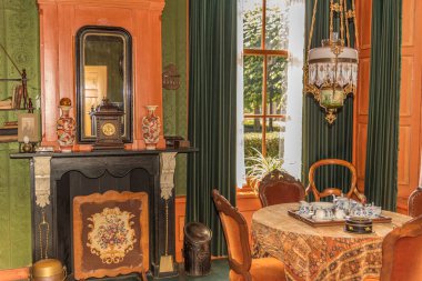 Enkhuizen, Hollanda, Haziran 2022. 1920 'lerden kalma bir Hollanda oturma odasının içi. Yüksek kalite fotoğraf