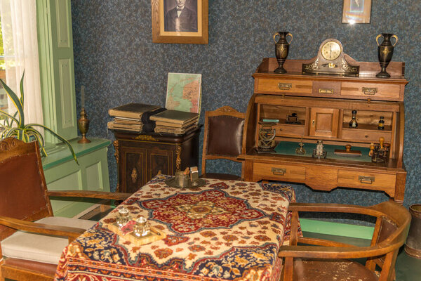 Энкхёйзен, Нидерланды, июнь 2022 года. Интерьер голландской гостиной 1920-х годов. Высокое качество фото