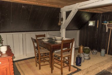 Enkhuizen, Hollanda. Haziran 2022. 1900 'lerden kalma bir Hollanda oturma odasının içi. Yüksek kalite fotoğraf