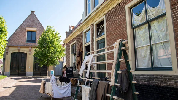 オランダのエンクヒゼン 2022年6月古い漁師のコテージや乾燥洗濯とZuiderzee博物館の通り 高品質の写真 — ストック写真