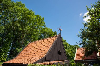 Enkhuizen, Hollanda. Haziran 2022. Enkhuizen 'deki Zuiderzee Müzesi' nin çatısında rüzgar gülü var. Yüksek kalite fotoğraf