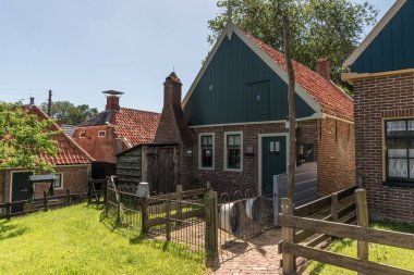 Enkhuizen, Hollanda. Haziran 2022. Enkhuizen 'deki Zuiderzee Müzesi' ndeki tarihi balıkçıların kulübeleri ve çiftlikleri. Yüksek kalite fotoğraf