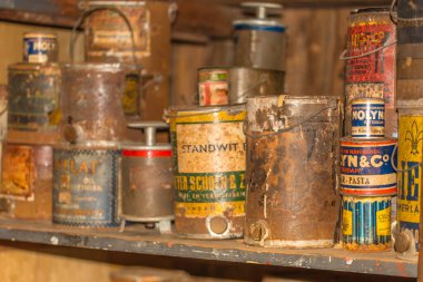 Enkhuizen, Hollanda. Haziran 2022. Enkhuizen 'de sergilenen boya kutularıyla boyacı. Yüksek kalite fotoğraf. Seçici odak.