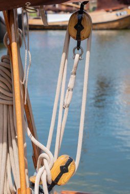 Enkhuizen, Hollanda. Haziran 2022. Enkhuizen 'de tarihi gemi donanımı. Yüksek kalite fotoğraf. Seçici odak.