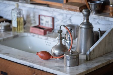 Enkhuizen, Hollanda. Haziran 2022. Bir berber dükkanının eski moda iç mimarisi. Yüksek kalite fotoğraf