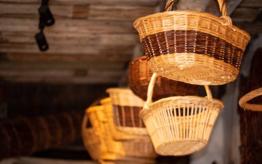 Enkhuizen, Hollanda. Haziran 2022. Sepetler bir sepet dükkanının tavanından sarkıyor. Yüksek kalite fotoğraf. Seçici odak. 