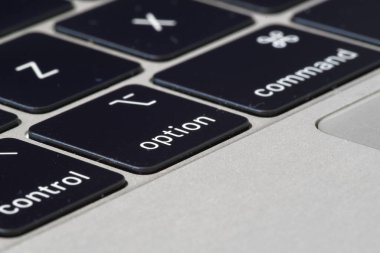 Den Helder, Hollanda. Haziran 2022. Bir Apple bilgisayarının klavyesinin bazı tuşlarını kapat. Yüksek kalite fotoğraf. Kapatın. Seçici odak.