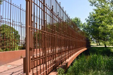 Den Helder, Hollanda. Haziran 2022. Kuzey Hollanda, Den Helder 'de bir yerleşim bölgesinde paslı korten çelikten modern bir çit. Yüksek kalite fotoğraf.
