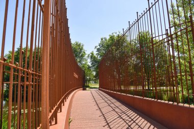 Den Helder, Hollanda. Haziran 2022. Kuzey Hollanda, Den Helder 'de bir yerleşim bölgesinde paslı korten çelikten modern bir çit. Yüksek kalite fotoğraf.