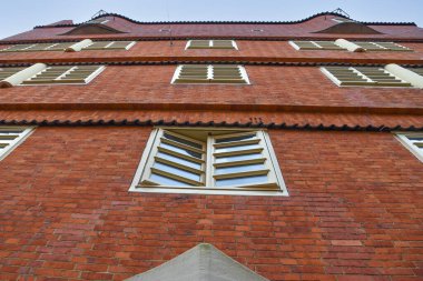 Amsterdam, Hollanda. Haziran 2022. Amsterdam Okulu tarzı mimari ile karakteristik tuğla bina cephesi görüntüsü. Yüksek kalite fotoğraf.