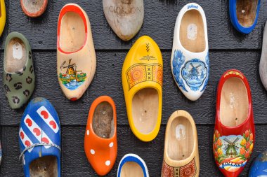 Koog aan de Zaan, Hollanda. Temmuz 2022. Ahşap bir duvarın arka planında renkli takunyalar var. Popüler hatıralar. Hollanda gelenekleri. Yüksek kalite fotoğraf. Kapatın. Seçici odak.